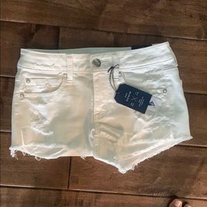 AMERICAN EAGLE WHITE LOW RISE JEAN SHORTS
